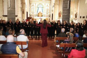 El Encuentro de Corales de Yaiza representa cada año la alegre bienvenida musical a la temporada navideña en el sur de Lanzarote, y cómo no, volvió a serlo este 2025 con tres formaciones vocales de la Isla: las corales El Cribo Canta e In Dulci Jubilo, dirigidas por Arnold Bonilla y Marianne Whelpdale, respectivamente, y la anfitriona Agrupación Vocal de Yaiza, bajo la batuta de Nuvi Tavío, que no solo organiza este y otros encuentros de voces como el de las fiestas de Los Remedios, con el apoyo del Ayuntamiento y la Parroquia de Yaiza, sino que es responsable y promotora de la formación vocal en el municipio.
