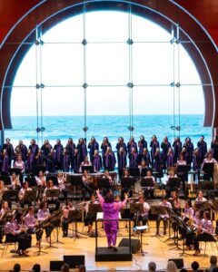 El Coro Donna Voce con la 𝗚𝗿𝗮𝗻 𝗖𝗮𝗻𝗮𝗿𝗶𝗮´𝘀 𝗪𝗼𝗺𝗲𝗻 𝗕𝗮𝗻𝗱 en el Auditorio Alfredo Kraus