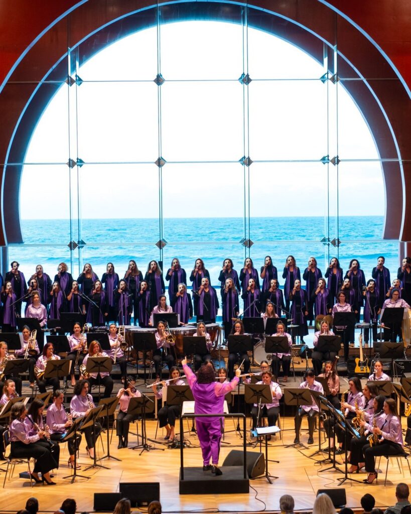 El Coro Donna Voce con la 𝗚𝗿𝗮𝗻 𝗖𝗮𝗻𝗮𝗿𝗶𝗮´𝘀 𝗪𝗼𝗺𝗲𝗻 𝗕𝗮𝗻𝗱 en el Auditorio Alfredo Kraus